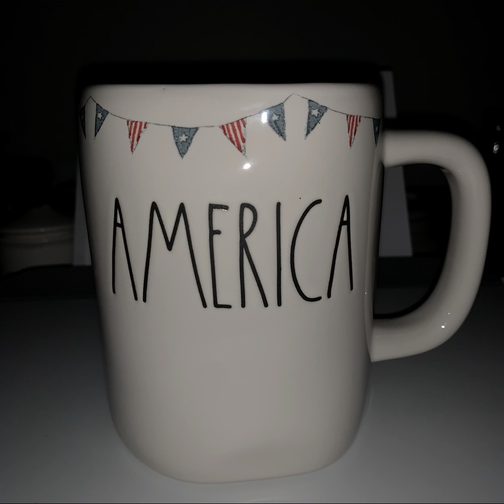 Rae Dunn : “America” mug 🇺🇸♥️
